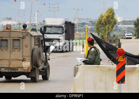 26. Dezember 2008 - Nachal Oz, Israel - Lastwagen mit humanitäre Hilfe nach Gaza durch die Karni Crossing in Israel. Gaza-Terroristen intensiviert ihre Angriffe, brennen mindestens 25 Mörsergranaten auf den Süden über Nacht, von denen ein Gebäude in der Region Eshkol getroffen. Niemand wurde verletzt in die Angriffe, aber wurde das Gebäude beschädigt. Trotz Mörsergranaten erlaubte Israel humanitar Stockfoto