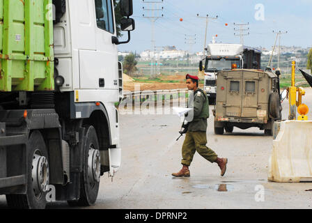 26. Dezember 2008 - Nachal Oz, Israel - Lastwagen mit humanitäre Hilfe nach Gaza durch die Karni Crossing in Israel. Gaza-Terroristen intensiviert ihre Angriffe, brennen mindestens 25 Mörsergranaten auf den Süden über Nacht, von denen ein Gebäude in der Region Eshkol getroffen. Niemand wurde verletzt in die Angriffe, aber wurde das Gebäude beschädigt. Trotz Mörsergranaten erlaubte Israel humanitar Stockfoto