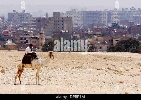 30. Dezember 2008 sitzt auf seinem Kamel vor das Stadtbild von Kairo, Ägypten - Kairo, Ägypten - ein Mann. (Kredit-Bild: © Rafael Ben-Ari/Chamäleons Auge/ZUMA Press) Einschränkungen: Unbekanntes Datum! Stockfoto