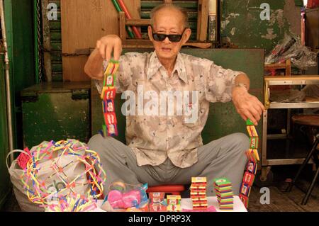 30. Dezember 2008 - Hong Kong, China - ein Mann verkauft Schmuckstücke auf der Straße in der Stadt von Hong Kong. (Kredit-Bild: © Rafael Ben-Ari/Chamäleons Auge/ZUMA Press) Einschränkungen: Unbekanntes Datum! Stockfoto