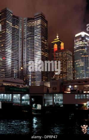 30. Dezember 2008 Leuchten in der Stadt von Hong Kong - Hong Kong, China - Hochhäuser in der Nacht. (Kredit-Bild: © Rafael Ben-Ari/Chamäleons Auge/ZUMA Press) Einschränkungen: Unbekanntes Datum! Stockfoto