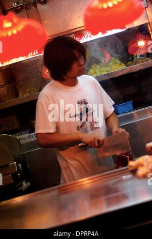 30. Dezember 2008 arbeitet eine Küche in der Stadt von Hong Kong - Hong Kong, China - A chinesische Chef. (Kredit-Bild: © Rafael Ben-Ari/Chamäleons Auge/ZUMA Press) Einschränkungen: Unbekanntes Datum! Stockfoto