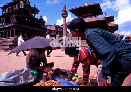 30. Dezember 2008 - Nepal, ist Nepal - Nepal ein Binnenstaat in Südasien mit das Himalaya-Gebirge, quer durch den nördlichen und westlichen Teilen und acht der zehn höchsten Berge der Welt, einschließlich der höchsten Mount Everest, die innerhalb ihrer Grenzen liegen. Hinduismus wird von einer großen Mehrheit der Bevölkerung praktiziert, aber das Land hat auch eine starke buddhistische Tradition. BILDERN Stockfoto