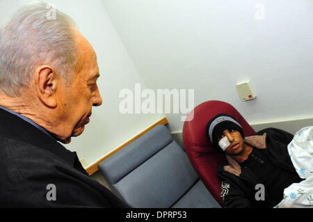 30. Dezember 2008 - Ashkelon, Israel - Präsident SHIMON PERES Opfer der Raketenangriffe in Barzilai Krankenhaus in Ashkelon auf Mittwoch, 31. Dezember 2008 besucht. Peres kam an diesem Morgen in Ashkelon um Solidarität mit den Bewohnern der Stadt. Staatspräsident Peres besucht Kinder Zuflucht in einer kommunalen Luftschutzbunker, besucht Opfer von Qassam und Grad Rakete Stockfoto