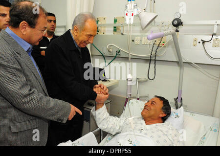 30. Dezember 2008 - Ashkelon, Israel - Präsident SHIMON PERES Opfer der Raketenangriffe in Barzilai Krankenhaus in Ashkelon auf Mittwoch, 31. Dezember 2008 besucht. Peres kam an diesem Morgen in Ashkelon um Solidarität mit den Bewohnern der Stadt. Staatspräsident Peres besucht Kinder Zuflucht in einer kommunalen Luftschutzbunker, besucht Opfer von Qassam und Grad Rakete Stockfoto