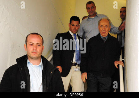 30. Dezember 2008 - Ashkelon, Israel - Präsident SHIMON PERES besucht Kinder verstecken sich in einen Bunker aus Raketenangriffe in Ashkelon auf Mittwoch, 31. Dezember 2008. Peres kam an diesem Morgen in Ashkelon um Solidarität mit den Bewohnern der Stadt. Staatspräsident Peres besucht Kinder Zuflucht in einer kommunalen Luftschutzbunker, besucht Opfer von Qassam und Grad Stockfoto