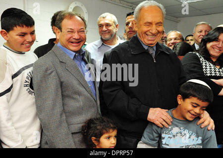 30. Dezember 2008 - Ashkelon, Israel - Präsident SHIMON PERES besucht Kinder verstecken sich in einen Bunker aus Raketenangriffe in Ashkelon auf Mittwoch, 31. Dezember 2008. Peres kam an diesem Morgen in Ashkelon um Solidarität mit den Bewohnern der Stadt. Staatspräsident Peres besucht Kinder Zuflucht in einer kommunalen Luftschutzbunker, besucht Opfer von Qassam und Grad Stockfoto