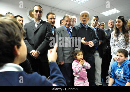 30. Dezember 2008 - Ashkelon, Israel - Präsident SHIMON PERES besucht Kinder verstecken sich in einen Bunker aus Raketenangriffe in Ashkelon auf Mittwoch, 31. Dezember 2008. Peres kam an diesem Morgen in Ashkelon um Solidarität mit den Bewohnern der Stadt. Staatspräsident Peres besucht Kinder Zuflucht in einer kommunalen Luftschutzbunker, besucht Opfer von Qassam und Grad Stockfoto