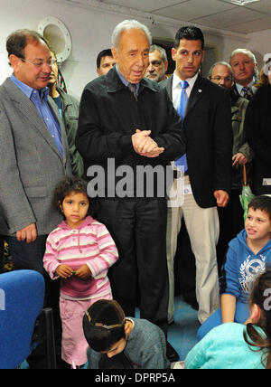 30. Dezember 2008 - Ashkelon, Israel - Präsident SHIMON PERES besucht Kinder verstecken sich in einen Bunker aus Raketenangriffe in Ashkelon auf Mittwoch, 31. Dezember 2008. Peres kam an diesem Morgen in Ashkelon um Solidarität mit den Bewohnern der Stadt. Staatspräsident Peres besucht Kinder Zuflucht in einer kommunalen Luftschutzbunker, besucht Opfer von Qassam und Grad Stockfoto