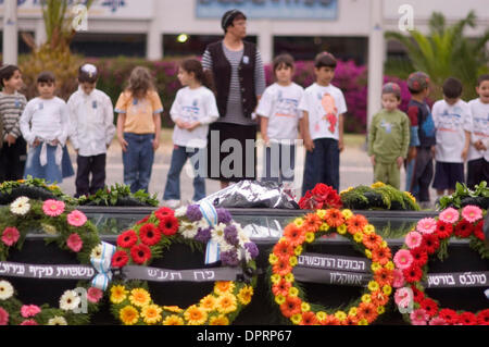 31. Dezember 2008 - Ashkelon, Israel - Israel-Gedenktag - Yom Hazikaron. (Kredit-Bild: © Rafael Ben-Ari/Chamäleons Auge/ZUMA Press) Stockfoto