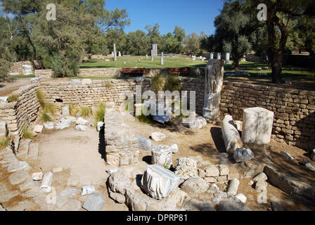 31. Dezember 2008 sitzt in einem alten Ringwall - Ashkelon, Israel - The Ashkelon National Park. Eine Spur am Fuße des Kreuzfahrermauer der Stadt bietet einen schönen Blick auf den Park, die Sanddünen südlich von Ashkelon und heutigen Aschkelon. In der Mitte des Parks sind Reste aus der biblischen Tel Ashkelon, obwohl zugegebenermaßen mehr beeindruckenden Ruinen auf dem Gelände von der Ro Stockfoto