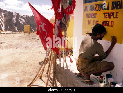 3. Januar 2009 - Tibet, Indien - der höchste Tempel in der Welt, Jai Khardungla Baba in der Nähe von Tibet. Tibet war einst ein unabhängiges Königreich, aber heute ist Teil der Volksrepublik China (PRC), während ein kleiner Teil von Indien gesteuert wird. (Kredit-Bild: © Rafael Ben-Ari/Chamäleons Auge/ZUMA Press) Einschränkungen: Datum und genaue Lage unbekannt! Stockfoto