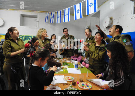 7. Januar 2009 - Israel - israelische Polizei und Armee sind besuchen, unterhaltsam und Geschenke für Kinder in Luftschutzbunker. Kinder im Süden Israels im Umkreis 40km von Gaza-Streifen können nicht zur Schule gehen und Leben in Bunkern. Die Hamas feuerte mindestens 23 Raketen auf israelische zivile SГјdbezirken, einer Beschädigung eine Schule und Sport-Center in Ashkelon. Beide Gebäude waren leer an Stockfoto