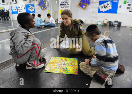 7. Januar 2009 - Israel - israelische Polizei und Armee sind besuchen, unterhaltsam und Geschenke für Kinder in Luftschutzbunker. Ein Soldat spielt anstanden und hat zwei Kinder. Kinder im Süden Israels im Umkreis 40km von Gaza-Streifen können nicht zur Schule gehen und Leben in Bunkern. Die Hamas feuerte mindestens 23 Raketen auf israelische zivile SГјdbezirken, einer Beschädigung eine Schule und Sport-center Stockfoto