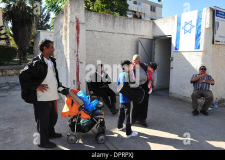 7. Januar 2009 - Israel - israelische Polizei und Armee sind besuchen, unterhaltsam und Geschenke für Kinder in Luftschutzbunker. Kinder im Süden Israels im Umkreis 40km von Gaza-Streifen können nicht zur Schule gehen und Leben in Bunkern. Die Hamas feuerte mindestens 23 Raketen auf israelische zivile SГјdbezirken, einer Beschädigung eine Schule und Sport-Center in Ashkelon. Beide Gebäude waren leer an Stockfoto