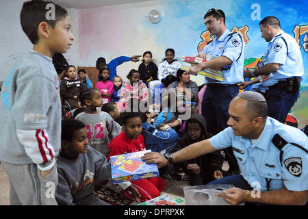 7. Januar 2009 - Israel - israelische Polizei und Armee sind besuchen, unterhaltsam und Geschenke für Kinder in Luftschutzbunker. Kinder im Süden Israels im Umkreis 40km von Gaza-Streifen können nicht zur Schule gehen und Leben in Bunkern. Die Hamas feuerte mindestens 23 Raketen auf israelische zivile SГјdbezirken, einer Beschädigung eine Schule und Sport-Center in Ashkelon. Beide Gebäude waren leer an Stockfoto