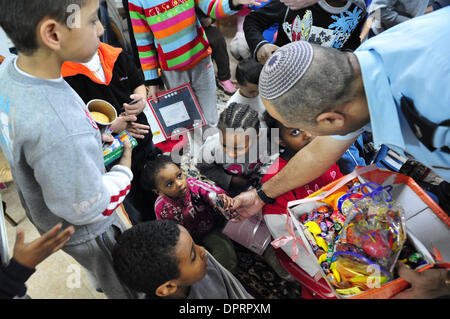 7. Januar 2009 - Israel - israelische Polizei und Armee sind besuchen, unterhaltsam und Geschenke für Kinder in Luftschutzbunker. Kinder im Süden Israels im Umkreis 40km von Gaza-Streifen können nicht zur Schule gehen und Leben in Bunkern. Die Hamas feuerte mindestens 23 Raketen auf israelische zivile SГјdbezirken, einer Beschädigung eine Schule und Sport-Center in Ashkelon. Beide Gebäude waren leer an Stockfoto