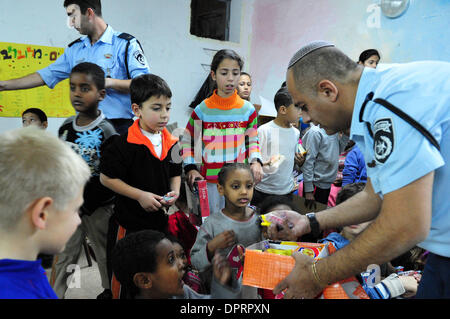 7. Januar 2009 - Israel - israelische Polizei und Armee sind besuchen, unterhaltsam und Geschenke für Kinder in Luftschutzbunker. Kinder im Süden Israels im Umkreis 40km von Gaza-Streifen können nicht zur Schule gehen und Leben in Bunkern. Die Hamas feuerte mindestens 23 Raketen auf israelische zivile SГјdbezirken, einer Beschädigung eine Schule und Sport-Center in Ashkelon. Beide Gebäude waren leer an Stockfoto