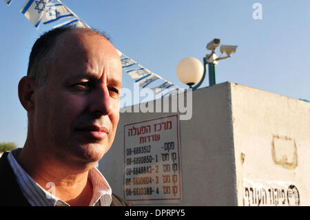 7. Januar 2009 - Israel - israelische Politiker ist SAKI HANEGBI im israelischen Ausschuss für auswärtige Angelegenheiten und Sicherheit sind in einem Meeting in einer unterirdischen Unterschlupf in Sderot und Aschkelon zu beurteilen die Situation während schwere Rakete Feuer in den Städten und den Cast Lead Betrieb im Gaza-Streifen. Hamas feuerte mindestens 23 Raketen auf israelische zivile SГјdbezirken vom späten Donnerstag Nachmittag, Stockfoto