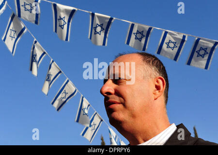 7. Januar 2009 - Israel - israelische Politiker ist SAKI HANEGBI im israelischen Ausschuss für auswärtige Angelegenheiten und Sicherheit sind in einem Meeting in einer unterirdischen Unterschlupf in Sderot und Aschkelon zu beurteilen die Situation während schwere Rakete Feuer in den Städten und den Cast Lead Betrieb im Gaza-Streifen. Hamas feuerte mindestens 23 Raketen auf israelische zivile SГјdbezirken vom späten Donnerstag Nachmittag, Stockfoto