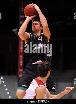 Pardubice, Tschechische Republik. 15. Januar 2014. Jeffrey Viggiano von Siena und Jiri Welsch Nymburk Kampf um den Ball in der 2. Runde der Basketball-Europameisterschaft match Nymburk Vs Montepaschi Siena in Pardubice, Tschechische Republik, 15. Januar 2014. Bildnachweis: Josef Vostarek/CTK Foto/Alamy Live-Nachrichten Stockfoto