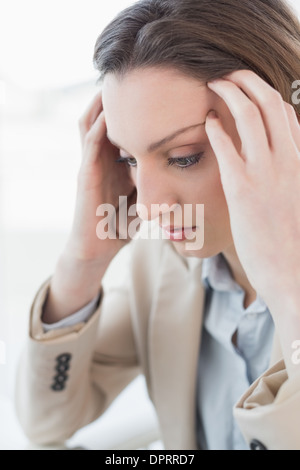 Seitenansicht der Geschäftsfrau, die unter Kopfschmerzen leiden hautnah Stockfoto