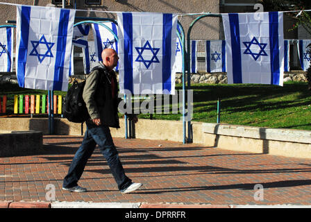 15. Januar 2009 - Sderot, Israel - die israelische Flagge deckt Straßen und Bürgersteige in Sderot. Die jüdische Organisation 'Echad Lev' zeigt Solidarität, Unterstützung und Patriotismus den Bürgerinnen und Bürgern im südlichen israelischen Gemeinden und Städten rund um Gaza. (Kredit-Bild: © Rafael Ben-Ari/Chamäleons Auge/ZUMA Press) Stockfoto