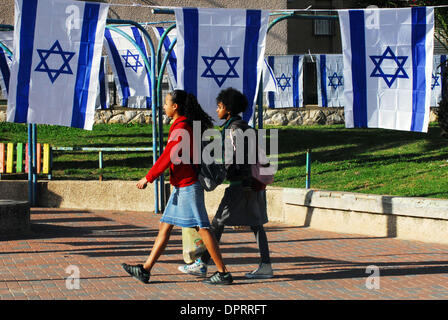 15. Januar 2009 - Sderot, Israel - die israelische Flagge deckt Straßen und Bürgersteige in Sderot. Die jüdische Organisation 'Echad Lev' zeigt Solidarität, Unterstützung und Patriotismus den Bürgerinnen und Bürgern im südlichen israelischen Gemeinden und Städten rund um Gaza. (Kredit-Bild: © Rafael Ben-Ari/Chamäleons Auge/ZUMA Press) Stockfoto