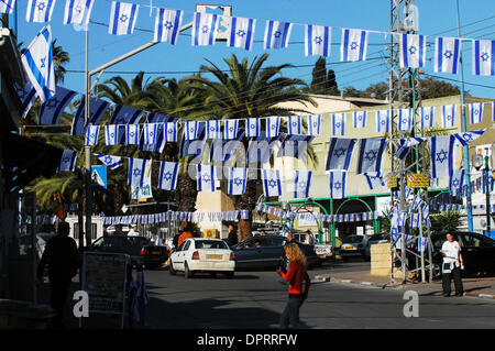 15. Januar 2009 - Sderot, Israel - die israelische Flagge deckt Straßen und Bürgersteige in Sderot. Die jüdische Organisation 'Echad Lev' zeigt Solidarität, Unterstützung und Patriotismus den Bürgerinnen und Bürgern im südlichen israelischen Gemeinden und Städten rund um Gaza. (Kredit-Bild: © Rafael Ben-Ari/Chamäleons Auge/ZUMA Press) Stockfoto