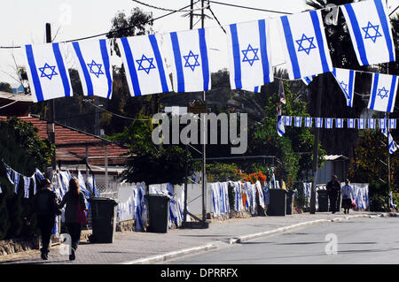 15. Januar 2009 - Sderot, Israel - die israelische Flagge deckt Straßen und Bürgersteige in Sderot. Die jüdische Organisation 'Echad Lev' zeigt Solidarität, Unterstützung und Patriotismus den Bürgerinnen und Bürgern im südlichen israelischen Gemeinden und Städten rund um Gaza. (Kredit-Bild: © Rafael Ben-Ari/Chamäleons Auge/ZUMA Press) Stockfoto