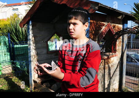 15. Januar 2009 - Sderot, Israel - A Kassam-Raketen aus dem Gazastreifen abgefeuert schlug ein Haus in Sderot verursachen erhebliche Schäden an der Struktur und in der Nähe geparkten Autos. Eine weitere Rakete landete in der Nähe einer Bildungseinrichtung in der Stadt. Die Angriffe wurden keine Verletzten gemeldet. Palästinenser im Gazastreifen abgefeuert mindestens 25 Raketen auf den Süden Israels. (Kredit-Bild: © Rafael Ben-Ari Stockfoto