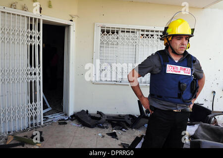 15. Januar 2009 - Sderot, Israel - A Kassam-Raketen aus dem Gazastreifen abgefeuert schlug ein Haus in Sderot verursachen erhebliche Schäden an der Struktur und in der Nähe geparkten Autos. Eine weitere Rakete landete in der Nähe einer Bildungseinrichtung in der Stadt. Die Angriffe wurden keine Verletzten gemeldet. Palästinenser im Gazastreifen abgefeuert mindestens 25 Raketen auf den Süden Israels. (Kredit-Bild: © Rafael Ben-Ari Stockfoto