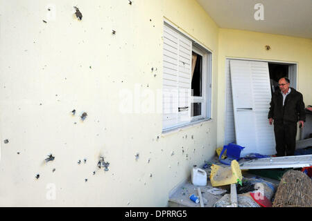 15. Januar 2009 - Sderot, Israel - Schrapnell von A Kassam-Raketen aus dem Gazastreifen abgefeuert schlug ein Haus in Sderot verursachen erhebliche Schäden an der Struktur und in der Nähe geparkten Autos. Eine weitere Rakete landete in der Nähe einer Bildungseinrichtung in der Stadt. Die Angriffe wurden keine Verletzten gemeldet. Palästinenser im Gazastreifen abgefeuert mindestens 25 Raketen auf den Süden Israels. (Kredit-Bild: © Stockfoto