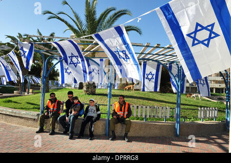 15. Januar 2009 - Sderot, Israel - die israelische Flagge deckt Straßen und Bürgersteige in Sderot. Die jüdische Organisation 'Echad Lev' zeigt Solidarität, Unterstützung und Patriotismus den Bürgerinnen und Bürgern im südlichen israelischen Gemeinden und Städten rund um Gaza. (Kredit-Bild: © Rafael Ben-Ari/Chamäleons Auge/ZUMA Press) Stockfoto