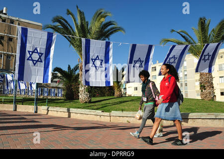 15. Januar 2009 - Sderot, Israel - die israelische Flagge deckt Straßen und Bürgersteige in Sderot. Die jüdische Organisation 'Echad Lev' zeigt Solidarität, Unterstützung und Patriotismus den Bürgerinnen und Bürgern im südlichen israelischen Gemeinden und Städten rund um Gaza. (Kredit-Bild: © Rafael Ben-Ari/Chamäleons Auge/ZUMA Press) Stockfoto