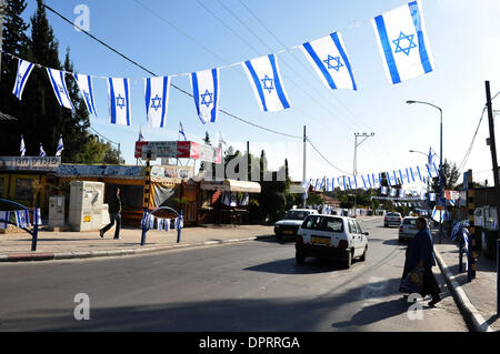 15. Januar 2009 - Sderot, Israel - die israelische Flagge deckt Straßen und Bürgersteige in Sderot. Die jüdische Organisation 'Echad Lev' zeigt Solidarität, Unterstützung und Patriotismus den Bürgerinnen und Bürgern im südlichen israelischen Gemeinden und Städten rund um Gaza. (Kredit-Bild: © Rafael Ben-Ari/Chamäleons Auge/ZUMA Press) Stockfoto