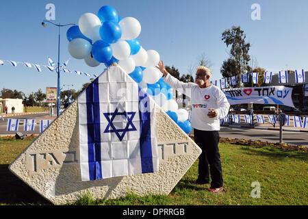 15. Januar 2009 - Sderot, Israel - die israelische Flagge deckt Straßen und Bürgersteige in Sderot. Die jüdische Organisation 'Echad Lev' zeigt Solidarität, Unterstützung und Patriotismus den Bürgerinnen und Bürgern im südlichen israelischen Gemeinden und Städten rund um Gaza. (Kredit-Bild: © Rafael Ben-Ari/Chamäleons Auge/ZUMA Press) Stockfoto