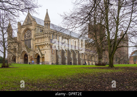 Kathedrale von St Albans, Hertfordshire, England, UK, gesehen vom Abbey Mill Lane. Stockfoto