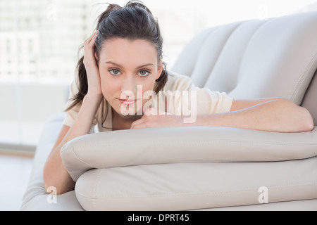 Porträt einer schönen entspannten casual Frau auf sofa Stockfoto