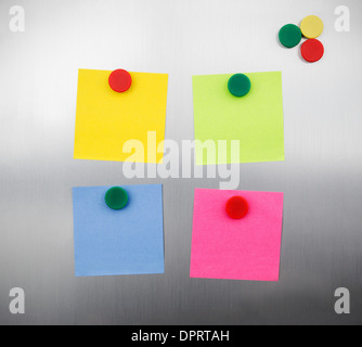 Farbige Notizen und Magnete auf Inox metallic Kühlschrank Stockfoto