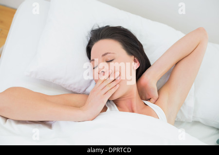 Nahaufnahme von einer schönen Frau im Bett Gähnen Stockfoto