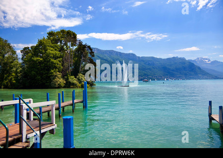 Querformat aus Annecy See in französischen Alpen Stockfoto