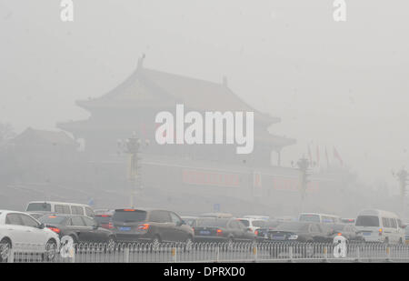 Peking, China. 16. Januar 2014. Tiananmen, ein Wahrzeichen Pekings ist in schweren Smog in Peking, Hauptstadt von China, 16, 2014 bedeckt. Die Gemeindeverwaltung ausgestellt einen gelbe Smog-Alarm Donnerstagmorgen, wie Smog mit Luft Qualität Lesungen der am stärksten verschmutzten erreicht die Stadt bedeckt. Bildnachweis: Gong Lei/Xinhua/Alamy Live-Nachrichten Stockfoto