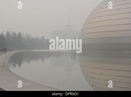 Peking, China. 16. Januar 2014. Das National Grand Theatre, ein Wahrzeichen Pekings ist in schweren Smog in Peking, Hauptstadt von China, 16, 2014 bedeckt. Die Gemeindeverwaltung ausgestellt einen gelbe Smog-Alarm Donnerstagmorgen, wie Smog mit Luft Qualität Lesungen der am stärksten verschmutzten erreicht die Stadt bedeckt. Bildnachweis: Gong Lei/Xinhua/Alamy Live-Nachrichten Stockfoto