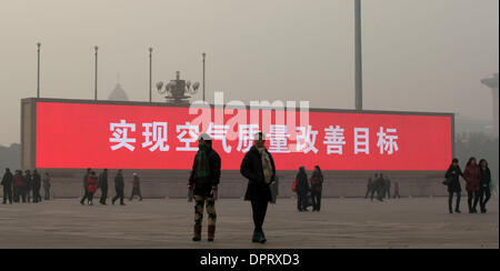 Peking, China. 16. Januar 2014. Tiananmen Square, ein Wahrzeichen Pekings ist in schweren Smog in Peking, Hauptstadt von China, 16, 2014 bedeckt. Die Gemeindeverwaltung ausgestellt einen gelbe Smog-Alarm Donnerstagmorgen, wie Smog mit Luft Qualität Lesungen der am stärksten verschmutzten erreicht die Stadt bedeckt. Bildnachweis: Fei Maohua/Xinhua/Alamy Live-Nachrichten Stockfoto