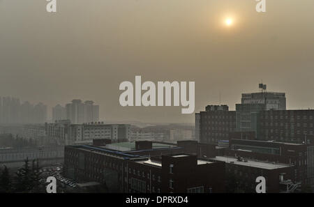 Peking, China. 16. Januar 2014. Gebäude sind in schweren Smog in Peking, Hauptstadt von China, 16, 2014 bedeckt. Die Gemeindeverwaltung ausgestellt einen gelbe Smog-Alarm Donnerstagmorgen, wie Smog mit Luft Qualität Lesungen der am stärksten verschmutzten erreicht die Stadt bedeckt. Bildnachweis: Li Xin/Xinhua/Alamy Live-Nachrichten Stockfoto
