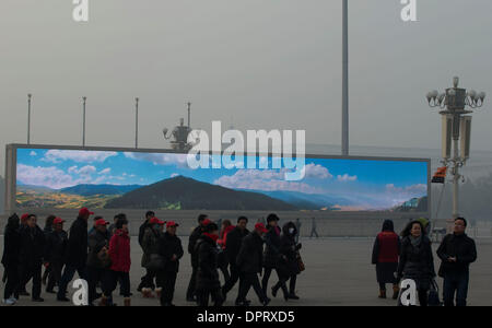 Peking, China. 16. Januar 2014. Tiananmen Square, ein Wahrzeichen Pekings ist in schweren Smog in Peking, Hauptstadt von China, 16, 2014 bedeckt. Die Gemeindeverwaltung ausgestellt einen gelbe Smog-Alarm Donnerstagmorgen, wie Smog mit Luft Qualität Lesungen der am stärksten verschmutzten erreicht die Stadt bedeckt. Bildnachweis: Fei Maohua/Xinhua/Alamy Live-Nachrichten Stockfoto