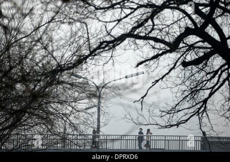 Peking, China. 16. Januar 2014. Die Menschen gehen auf einer Brücke in Peking, Hauptstadt von China, 16, 2014. Die Gemeindeverwaltung ausgestellt einen gelbe Smog-Alarm Donnerstagmorgen, wie Smog mit Luft Qualität Lesungen der am stärksten verschmutzten erreicht die Stadt bedeckt. Bildnachweis: Fei Maohua/Xinhua/Alamy Live-Nachrichten Stockfoto