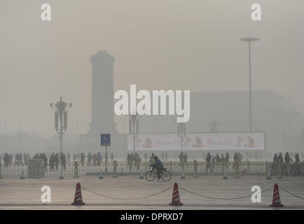 Peking, China. 16. Januar 2014. Tiananmen Square, ein Wahrzeichen Pekings ist in schweren Smog in Peking, Hauptstadt von China, 16, 2014 bedeckt. Die Gemeindeverwaltung ausgestellt einen gelbe Smog-Alarm Donnerstagmorgen, wie Smog mit Luft Qualität Lesungen der am stärksten verschmutzten erreicht die Stadt bedeckt. Bildnachweis: Luo Xiaoguang/Xinhua/Alamy Live-Nachrichten Stockfoto