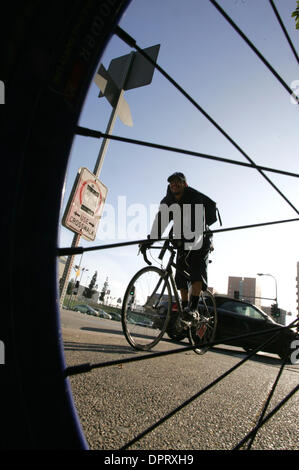 11. Januar 2009 - Los Angeles, Kalifornien, USA - Fahrradkuriere durchstreifen die Straßen, um Pakete in der Innenstadt von Los Angeles zu liefern.  (Kredit-Bild: © Ringo Chiu/ZUMA Press) Stockfoto